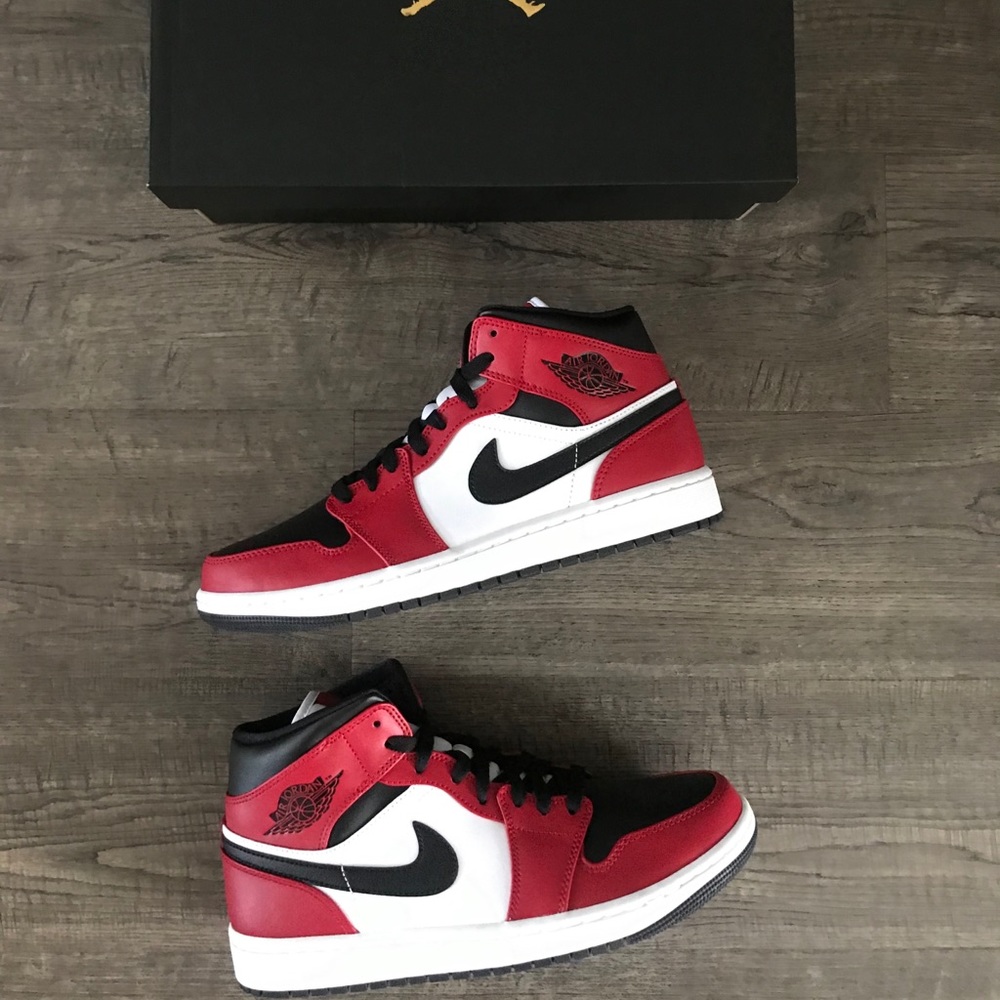 DS Jordan 1 Chicago Mid Black Toe.
